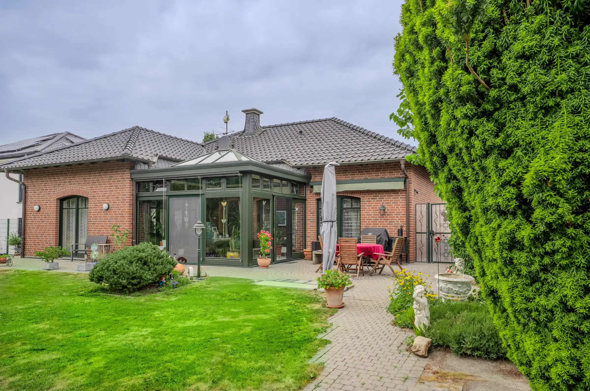 Klinkerbungalow mit verglastem Wintergarten und Terrasse zur Gartenseite