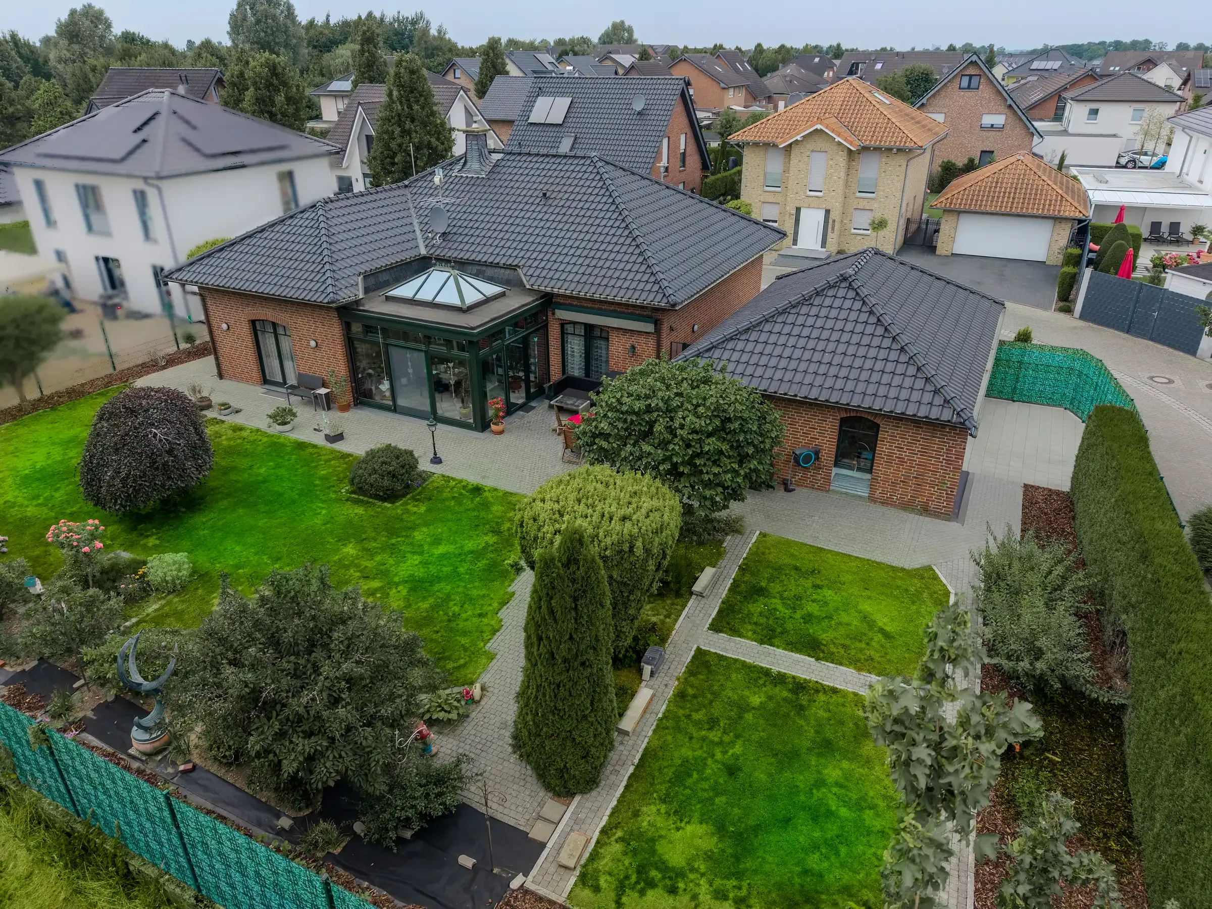 Luftbild der Gartenseite mit Wintergarten und angelegtem Rasen